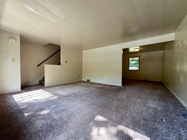 Foto del edificio - Beautiful 3-Bedroom Duplex in Castle Shannon! Back Yard, Central A/C & More! Call Today!