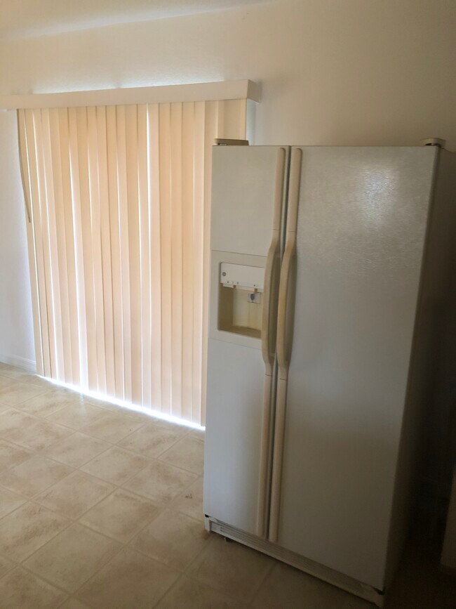 Área de comedor al porche trasero - 3508 12th St W