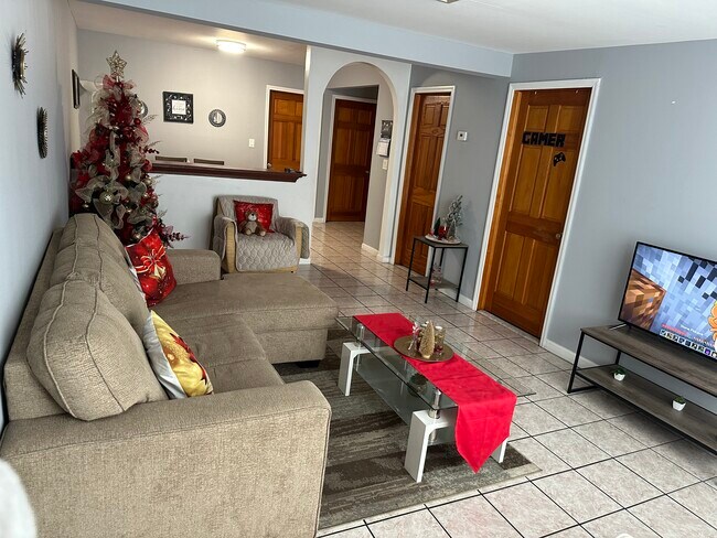 Living Room - 160-162 E Jersey St