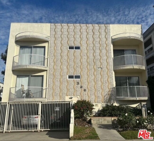 Building Photo - 326 Serrano Ave