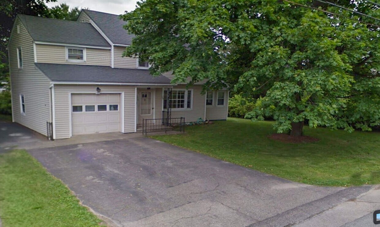 Primary Photo - 5-Bedroom, 2-Bath Home Near UVM