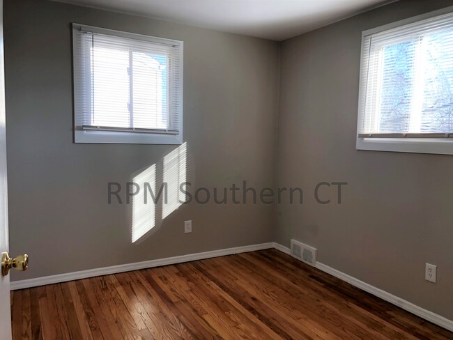 Building Photo - Recently Updated – 2 Bedrooms – Half Duplex