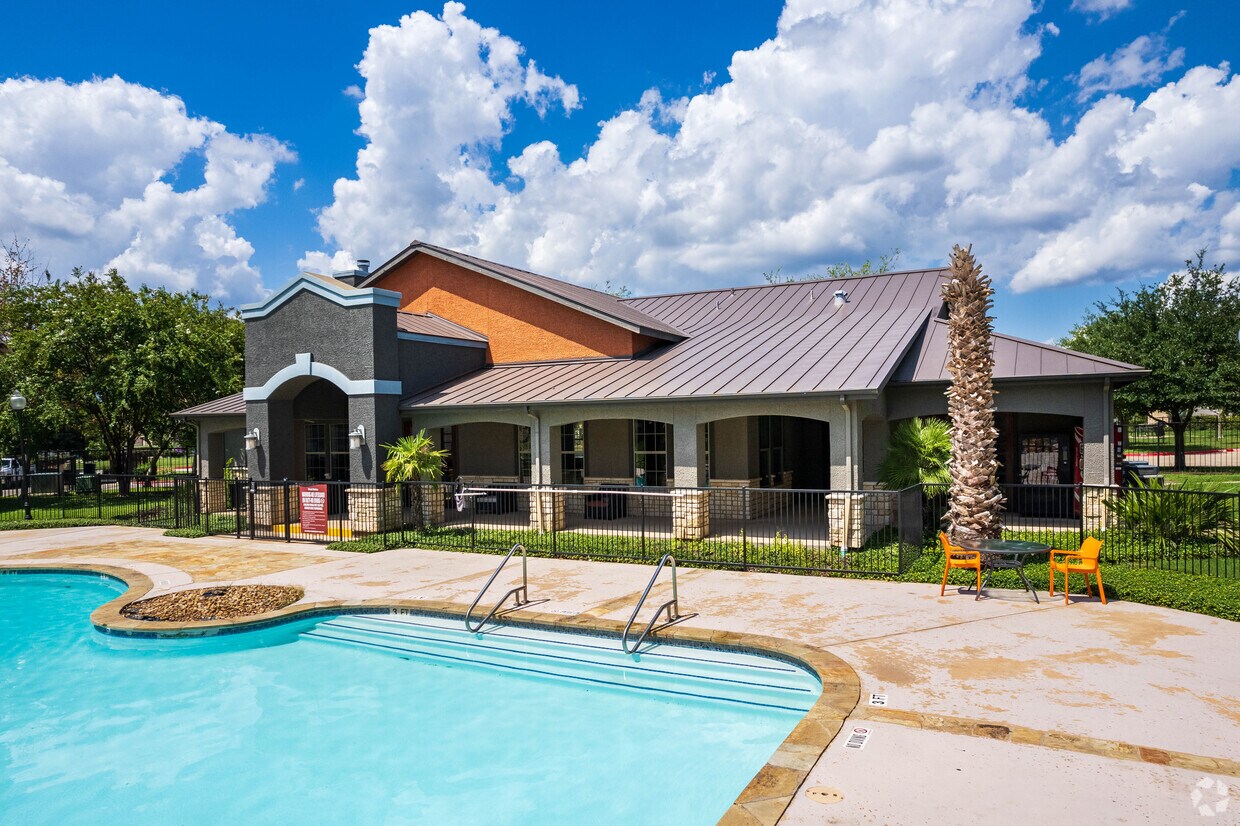 Oasis at Plum Creek Apartments in Kyle, TX