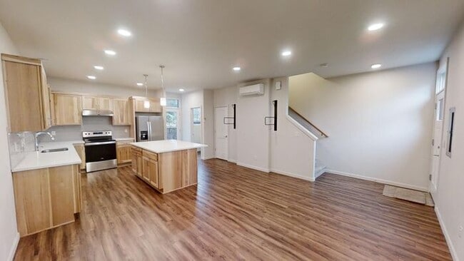 Building Photo - Modern Luxury Townhome: Convenient Urban L...