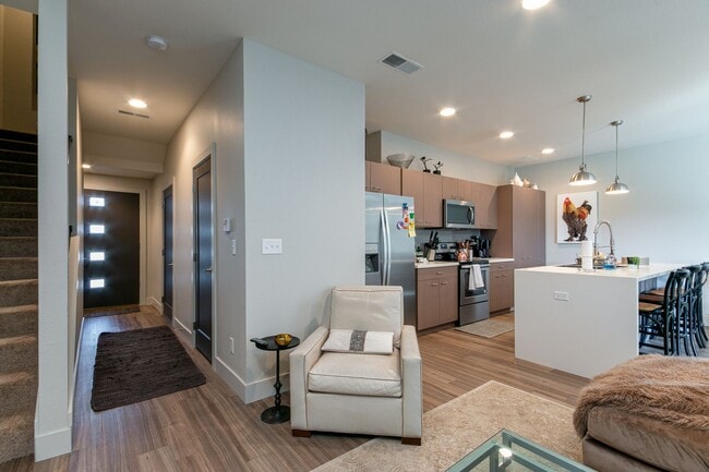 Building Photo - Luxury Townhome on West Side!