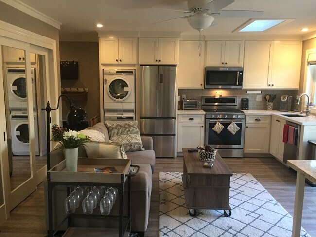 Full kitchen/Washer/dryer - 540 S 14th St