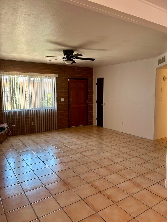 Foto del edificio - FOR RENT