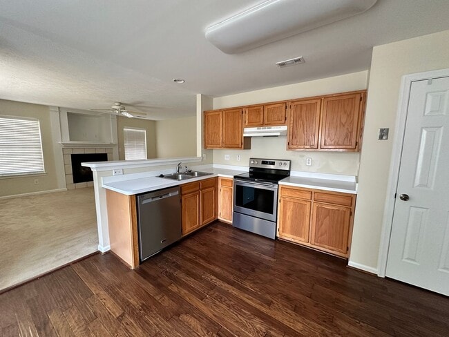 Building Photo - Single family home in Springhill! Availabl...