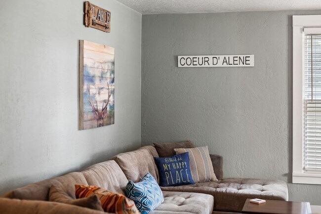 Foto del edificio - 806 E Mullan Ave