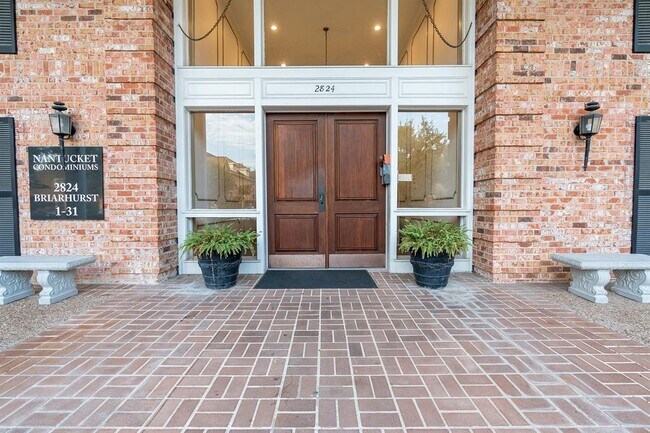 Foto del edificio - 2824 Briarhurst Dr