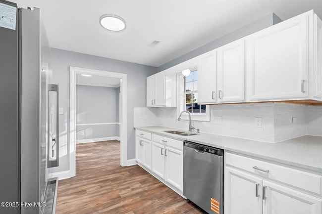 Building Photo - Room in House on Sara Dr