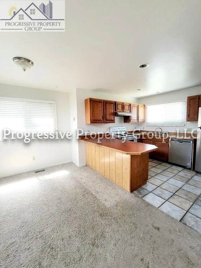 Building Photo - 1140 Magic Lamp Way