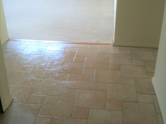 Building Photo - 323 Center St