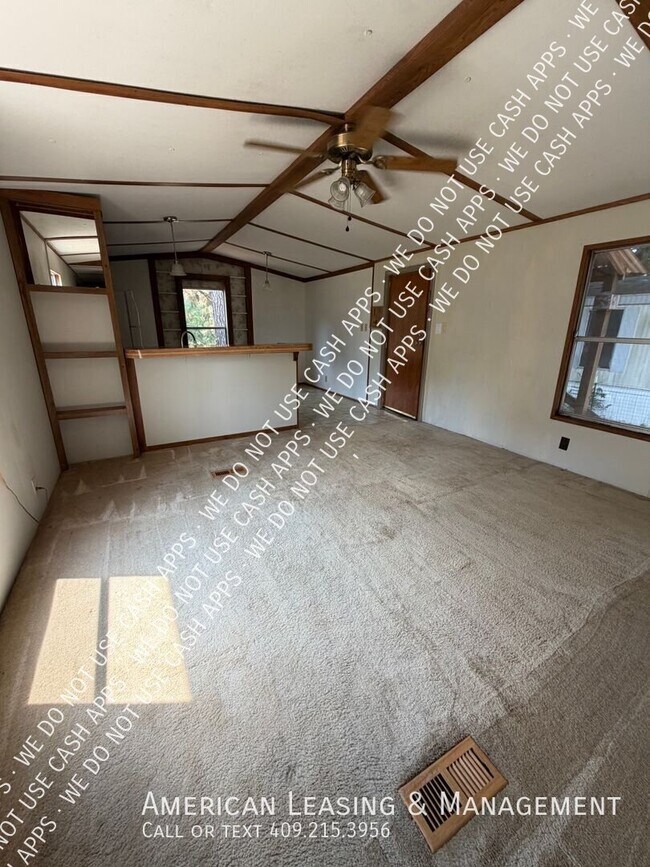 Foto del edificio - 2307 N John Redditt Dr