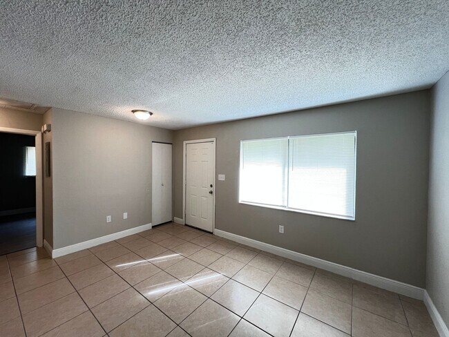 Foto del edificio - Beautifully Renovated 2 Bedroom, 1 Bathroom Home in Prime Ocala Location! Lawn Care Included!