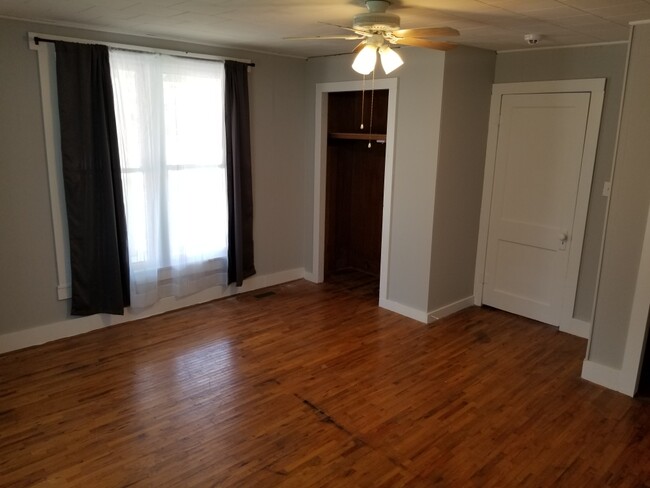 Main bedroom - 1215 N Thomasville Ave
