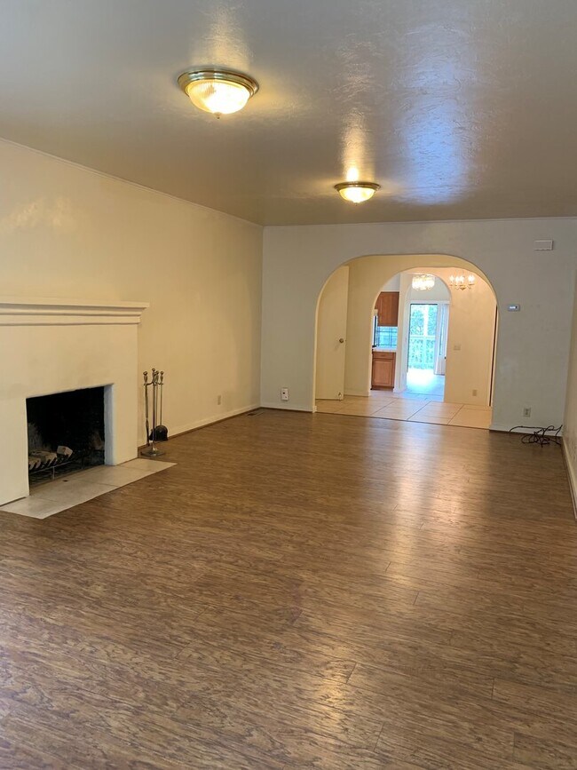 Building Photo - Great four bedroom two bath house Near DLI...