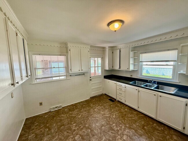Foto del edificio - Three bedroom, 1.5 bath house in Burlington