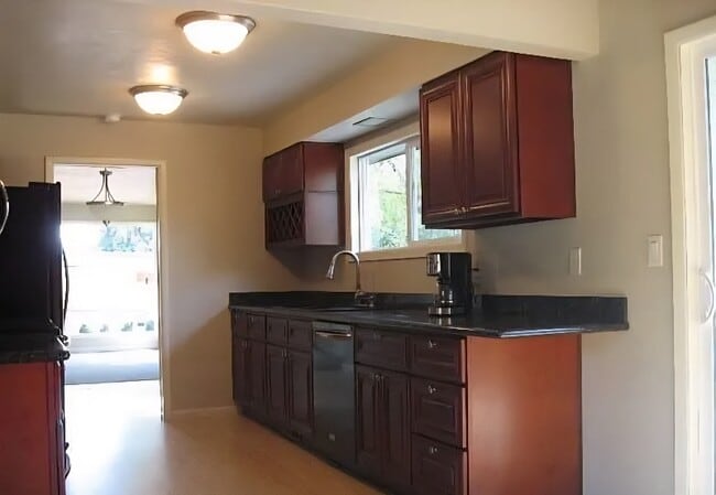 Foto del edificio - 868 Charles Ave S