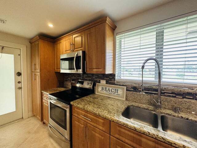 Primary Photo - 952 SW 13th Dr