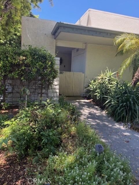 Building Photo - 2025 Via Mariposa E