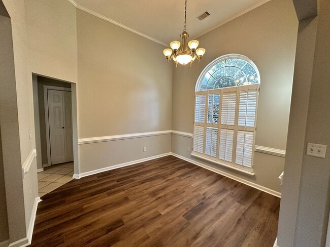 Foto del edificio - 4 bed 2 bath home with 2 car garage, covered patio, and fenced backyard