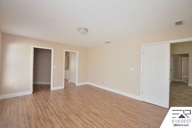 Building Photo - 25 Rainbrook Dr
