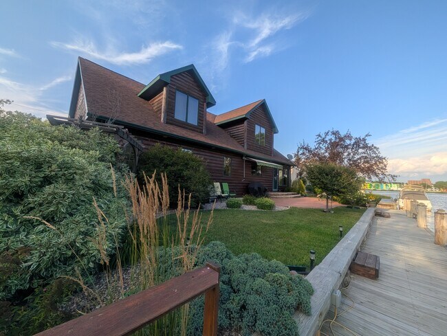Building Photo - 897 Coolidge Ave