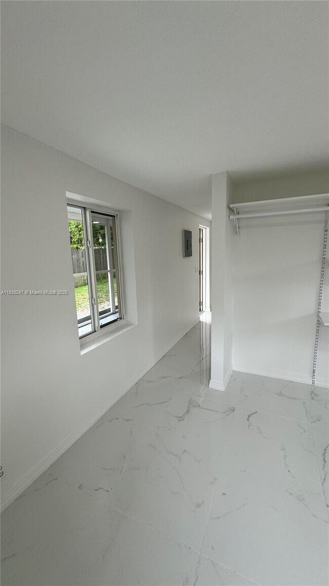 Foto del edificio - 2481 NW 97th St