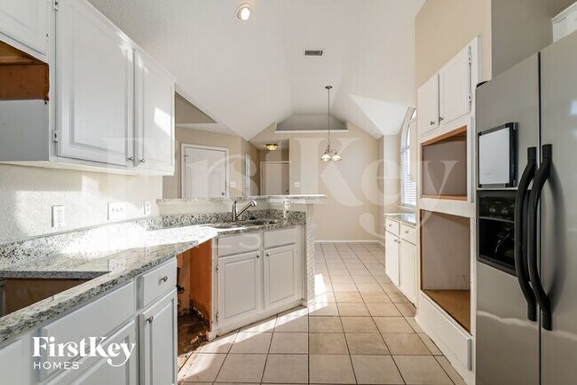 Building Photo - 2525 Hyacinth Dr