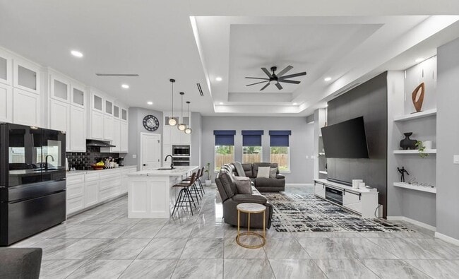 Building Photo - 9388 N Queen Palm