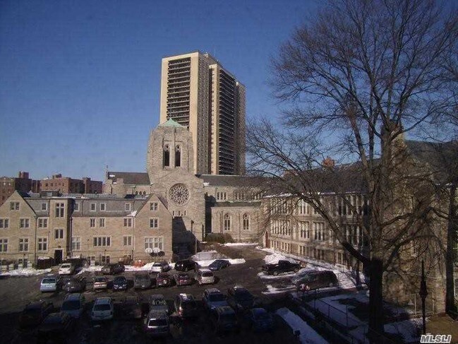 Foto del edificio - 72-34 Austin St