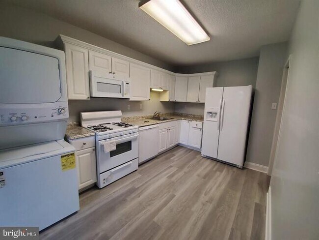 Building Photo - 3705 S George Mason Dr