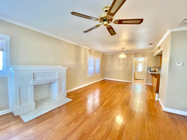 Foto del edificio - Adorable Home in Mid-town Sacramento!