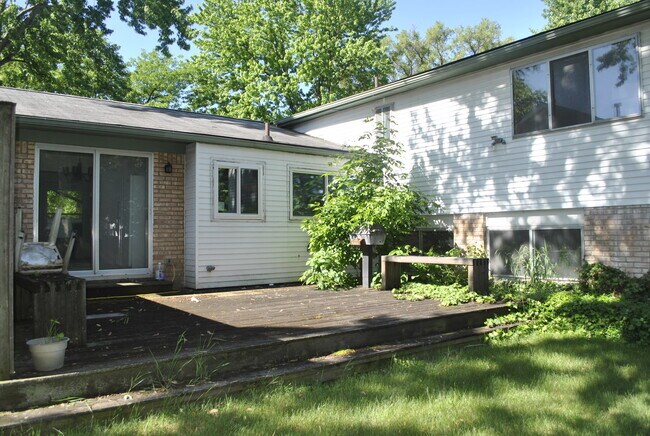 Building Photo - 2869 E Eisenhower Pky