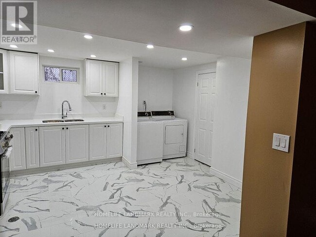 Building Photo - 147 Fitzgibbon Ave