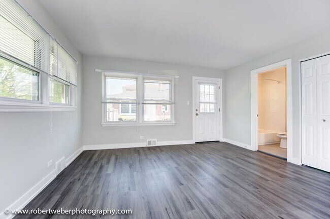 Foto del edificio - BEAUTIFUL MUST SEE RARE 1 BED/1 BATH REHABBED UNIT W/IN-UNIT LAUNDRY!!