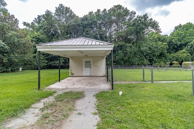 Building Photo - ADORABLE Renovated 3 BR | 1 BA Home in Gol...