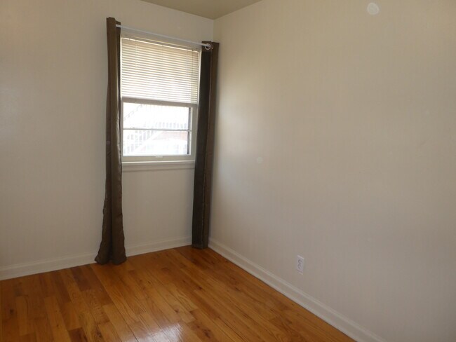 bedroom - 708 W 1st Ave