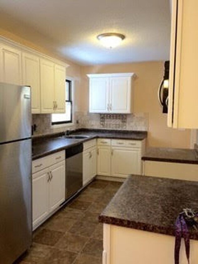Primary Photo - 1550- Chic 3BR Ranch in Parchment - Sleek,...