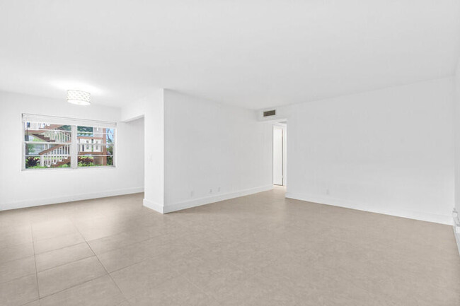 Building Photo - 556 Mansfield M