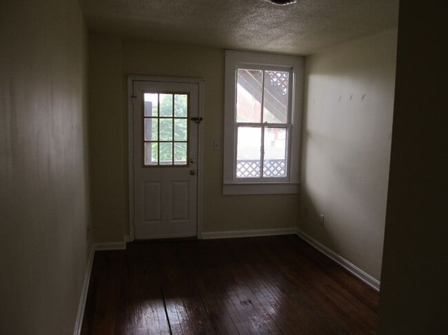 Building Photo - 807 Caroline St