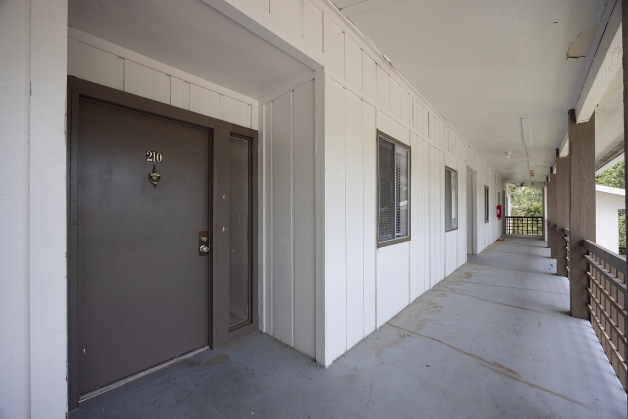 Primary Photo - 6519 W Newberry Rd
