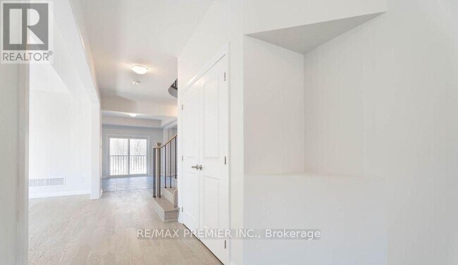 Building Photo - 1038 Hardy Wy