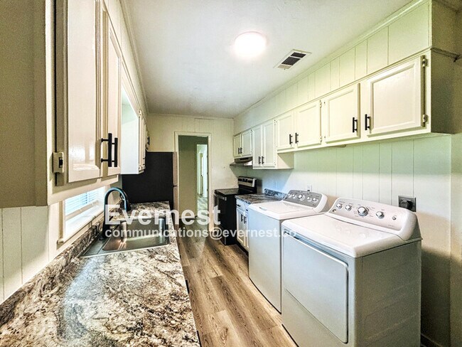 Foto del edificio - Charming 3-Bedroom Home in Prime Location ...