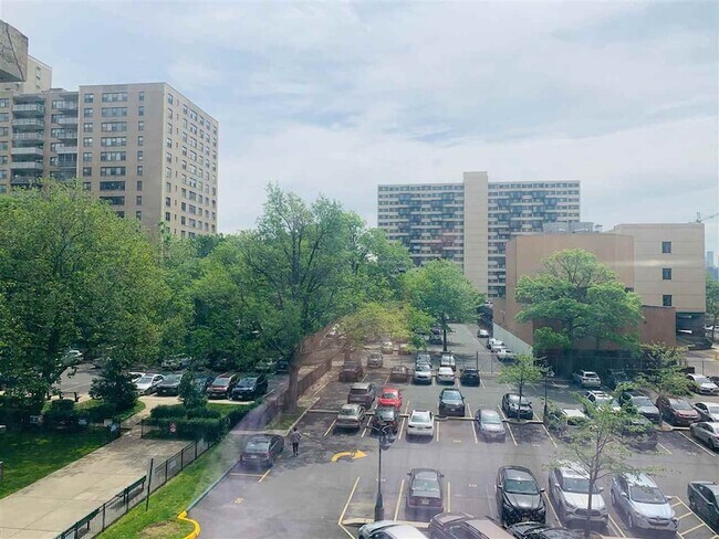 Foto del edificio - 10 Huron Ave