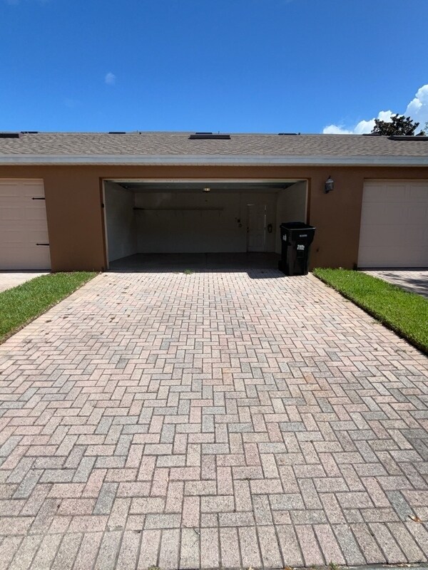 Foto del edificio - 11816 Great Commission Way