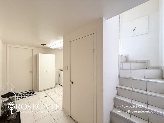 Photo du bâtiment - Pet-Friendly, All-Inclusive 1-Bedroom Corner Basement Apartment with Internet – Scarborough