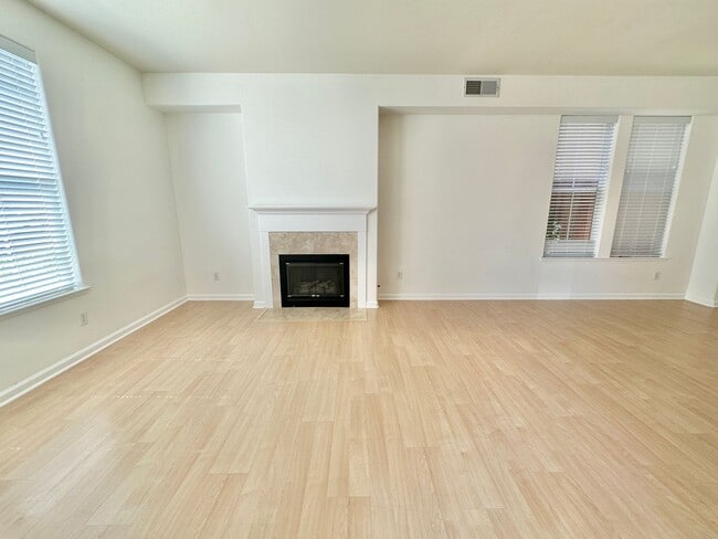 Building Photo - Hamilton 3+bd/2.5bth Townhome w/Den