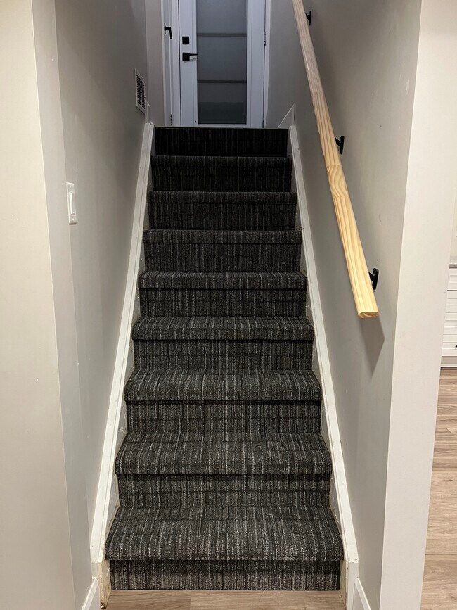 Photo du bâtiment - Cozy Lower Unit * White Oaks Pond Mills * Available Nov 15 *$1395 +